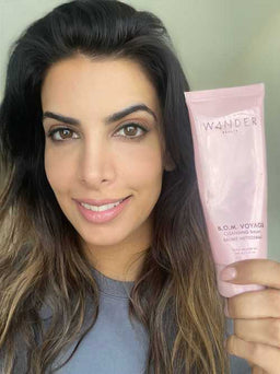 model holding the BOM voyage product from wander beauty